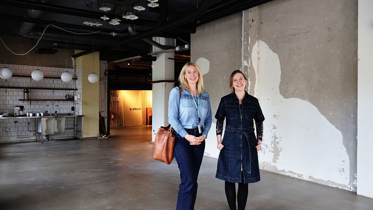 Emma Cedermarker Belec, förvaltningschef MKB Fastighets AB & Lucy Smalley, projektledare för Studio Syd i den nya lokalen.