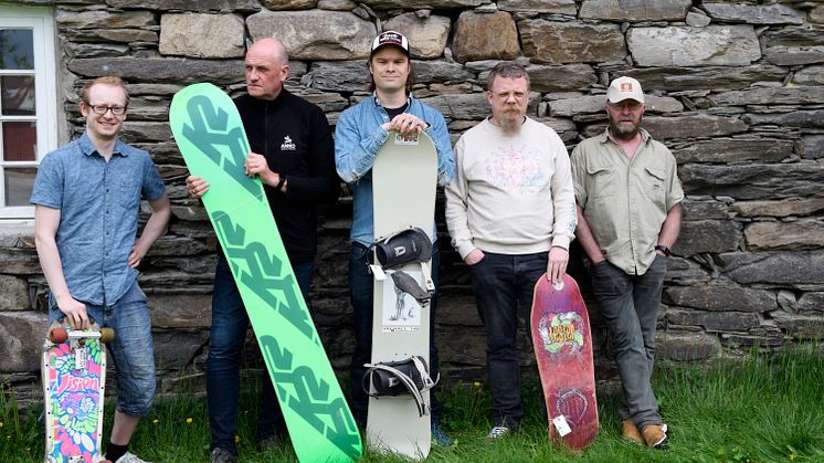 Anno Musea i Nord-Østerdalen har laget utstilling om brettkultur. Fra venstre: Ole Oskar Langleite, Erland Johaug, Erik Tobias Taube, Marius Hagland og Ole Cato Strømshoved. Foto: Per Arne Tollefshagen/Anno