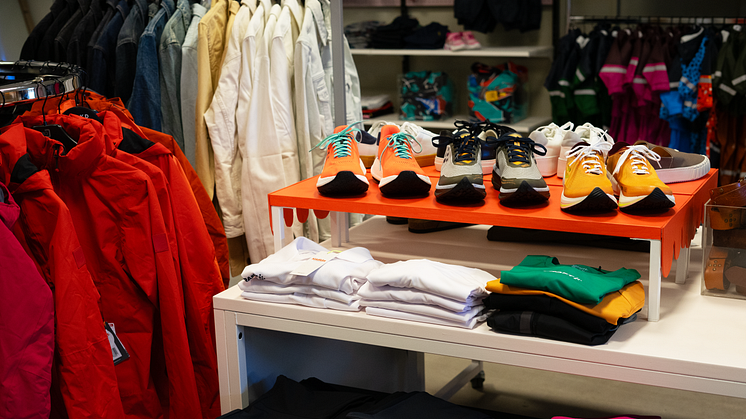 Lagerhaus donerar butiksinredning till Räddningsmissionens nya projekt KlädRätt