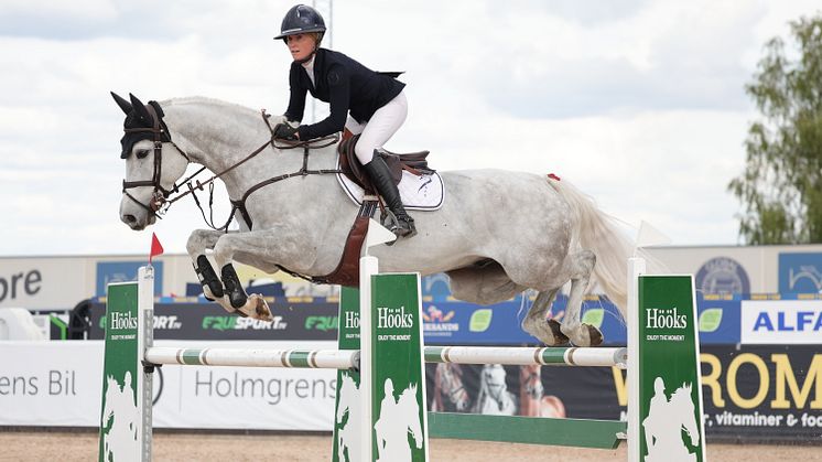 Lokalhoppet Hedda Wallin ställer upp i ATG Riders League vecka 37 på Mantorp Hästsportarena