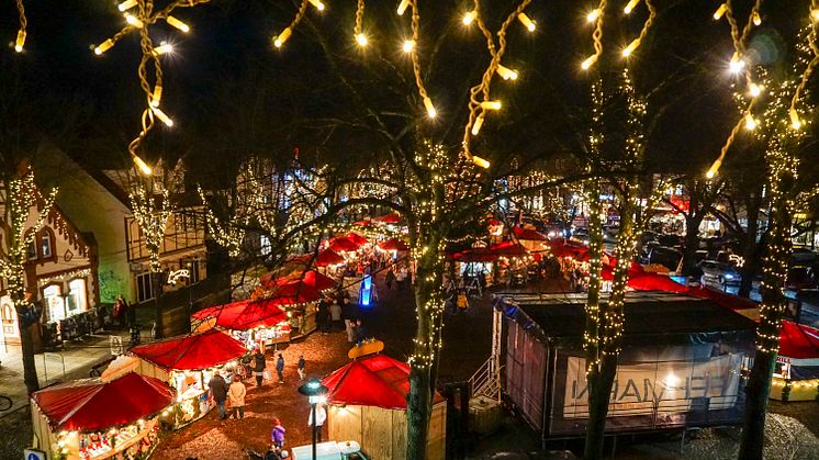 Auf dem kleinen, feinen Weihnachtsmarkt können Gäste und Einheimische bei Punsch und Glühwein die Vorweihnachtszeit einläuten © Rolf Kollenberg