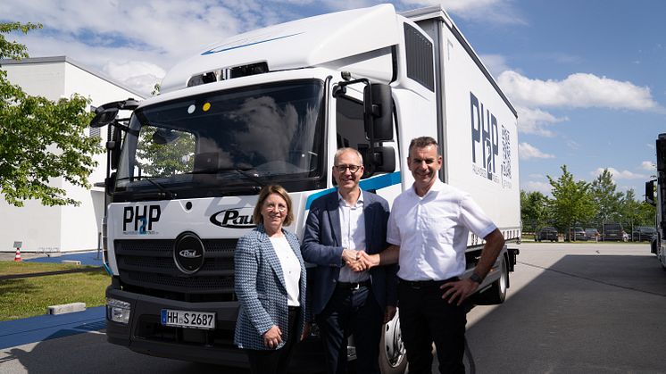 Sandra Schlöder, Own Retail After Sales MB Trucks Deutschland, Dr. Volker Hüntrup, Director Own Retail MB Trucks Europe, beide Daimler Truck AG und Bernhard Wasner, CEO Paul Group kündigen Service-Partnerschaft an.