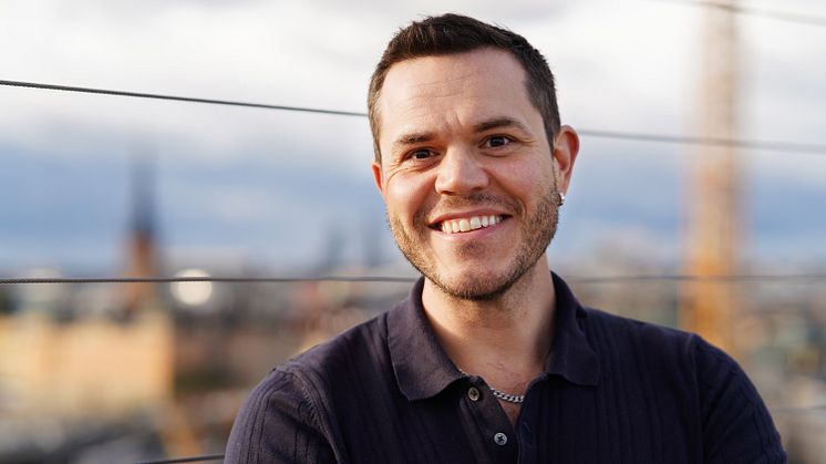 Operasångaren William Baker är tillbaka med singeln "Stad i ljus" den 11 oktober