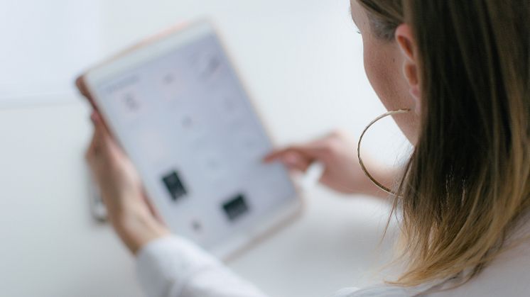 Über „edith.care“, Kooperationspartner der SIGNAL IDUNA Gruppe, lassen sich schnell und unbürokratisch Pflegeleistungen digital beantragen.  Foto: Marek Levak/unsplash.com
