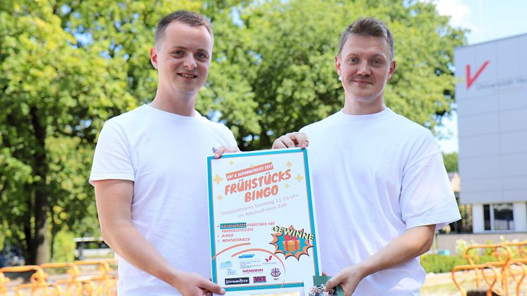 Christopher Scheele und Ilja Saathoff sind zwei der vier Studierenden, welche den intergenerationalen Austausch auf dem Stoppelmarkt organisieren. 