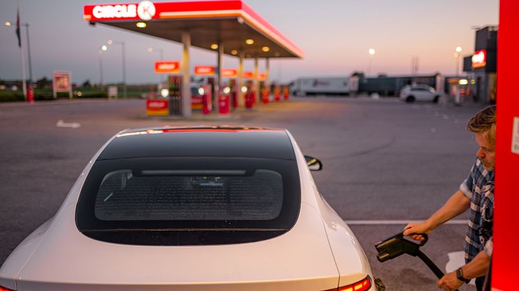 Batterilager och solceller löser bristande nätkapacitet