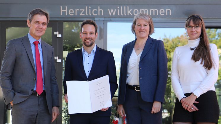 v.l. Jan Müller, Präsident der Oldenburgischen IHK, Prof. Dr. Sascha Klein, Universitätspräsidentin Prof.in Dr.in Verena Pietzner und Tanja Jürgens, Geschäftsführerin der Fakultät I.