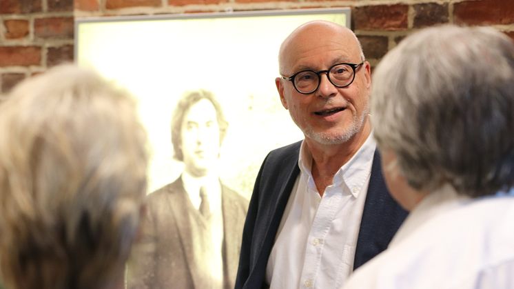 Prof. Dr. Markus Fauser bei einer Führung durch die Brinkmann-Dauerausstellung in der Universitätsbibliothek Vechta. 