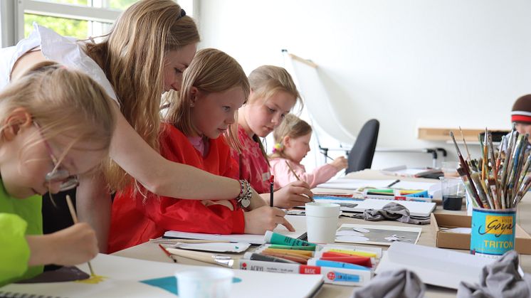 Studierende der Universität Vechta bereiteten die unterschiedlichen Angebote vor und unterstützten die Kinder bei den kreativen Prozessen sowie handwerklichen Tätigkeiten. 