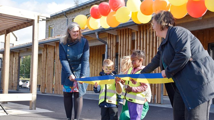 Monika Bubholz (MP) och Lina Larhult (S) höll i invigningsbandet när förskolebarnen Nicco och Maida klippte till med lite hjälp från rektor Annica Åsemark