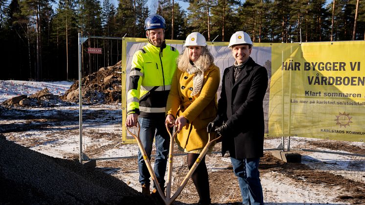 Simon Svensson (Consto), Monika Bubholz (MP) och Stefan Jonsson (S) tog det första spadtaget för Stockfallets vårdboende. Bild: Consto