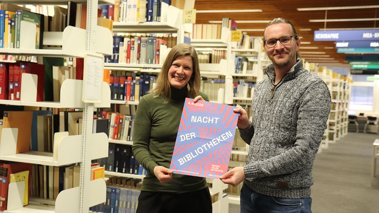 Freuen sich auf eine abwechslungsreiche Bibliotheksnacht: v.l. Bibliotheksleitung Dr. Karolin Bubke und Dr. Christopher Folkens, Abteilungsleiter Lernraum und Services