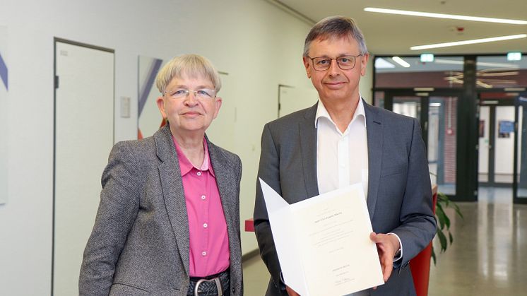 Vizepräsidentin Dr.in Marion Rieken und Prof. Dr. Jean-Christophe Merle bei der Urkundenübergabe