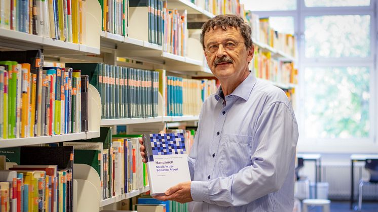 Mehr Lebensqualität durch Musik | Prof. Dr. Theo Hartogh entwickelte maßgeblich die Musikgeragorik mit und widmete seine Arbeit dieser Fachdisziplin – nun geht er in den Ruhestand