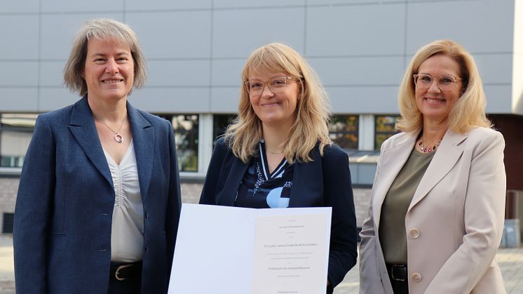 v.l. Universitätspräsidentin Prof.in Dr.in Verena Pietzner, Prof.in Dr.in Larena Schäfer und Prof.in Dr.in Claudia Garnier, Dekanin Fakultät II.