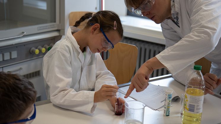 Chemie-Experimente beeindrucken Kinder an der Universität Vechta in den Sommerferien
