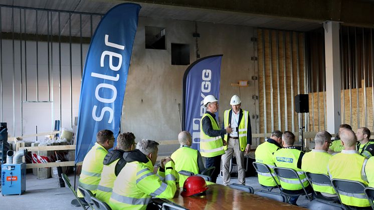 Nu är väggar och tak på plats på Solar Sveriges nya logistikcenter i Kumla. Detta firades med en traditionsenlig taklagsfest den 2 april 2025. 