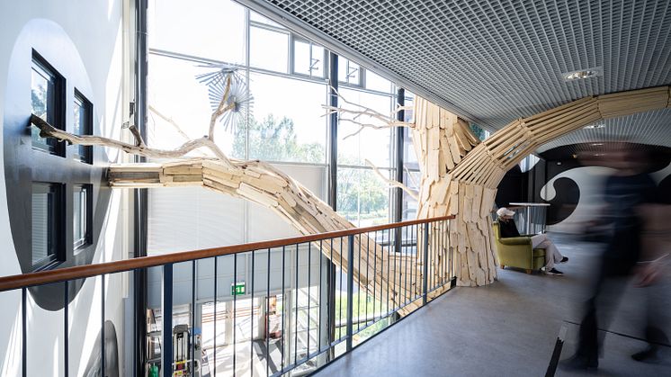 Teemu Mäenpää "Tässäkin olisi voinut olla puu" (2024), Muutos.art-taidetalo, Tampere. Kuva: Ilkka Vuorinen