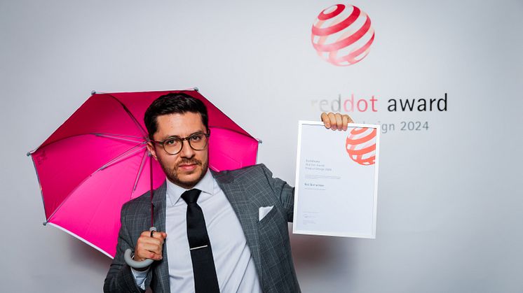Young Professionals Application Day Sieger Luis Fernando Barrios mit dem Weatherman Kids Umbrella