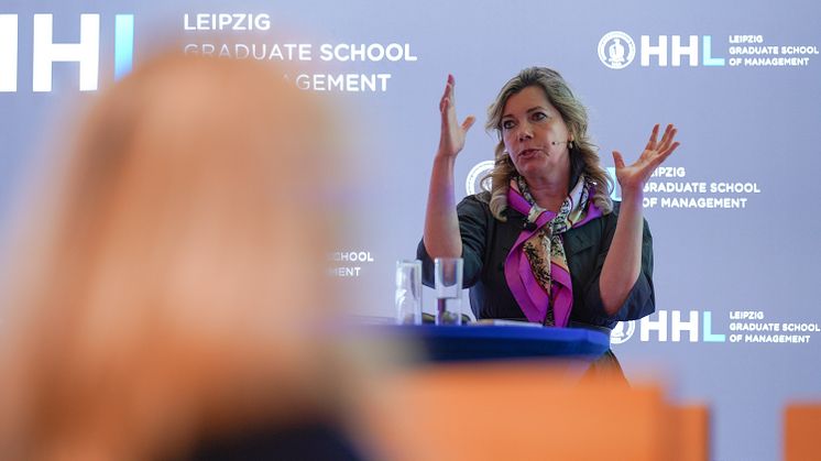 KI-Expertin Prof. Dr. Anastassia Lauterbach diskutiert Auswirkungen und Risiken Künstlicher Intelligenz (© HHL)