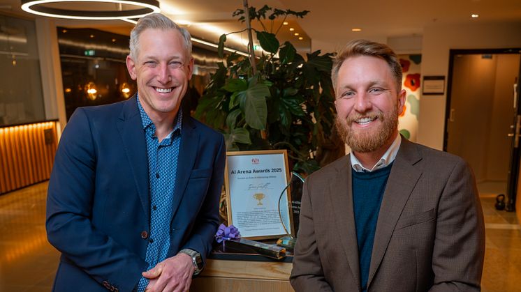 Patrik Mälarholm och Robert Bolton tog emot priset Årets AI-tillämpning. Foto: Tyréns.               
