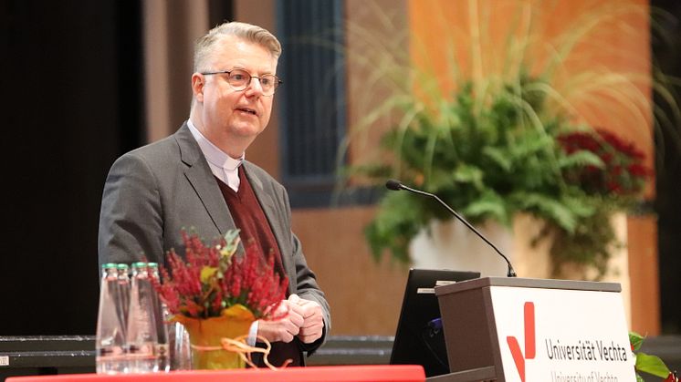 Privatdozent Pfarrer Dr. Marc Röbel bei seiner Antrittsvorlesung in der Aula der Universität Vechta. 