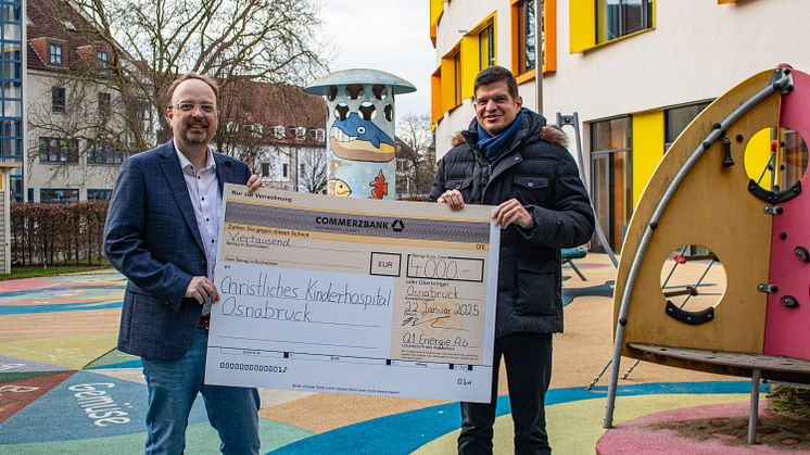 CKO Geschäftsführer Michael Richter freute sich über den großen symbolischen Spendenscheck, den Frederick Beckmann (CEO bei Q1) überreichte. (v. l. n. r.).