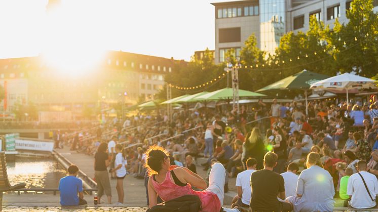 Entspannte Atmosphäre beim Kieler Bootshafensommer, dem beliebten Kultur- und Musikfestival. Umsonst und draußen!