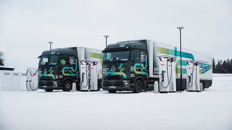 Eldrivna tunga lastbilars marknadsandel har på ett år gått från 4,6 % till 12 %. Här är två Mercedes-Benz eActros 600 som nyligen var på vintertester i Sverige.