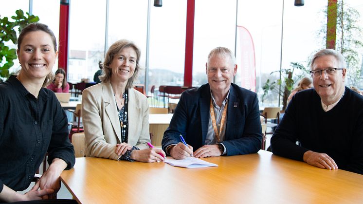 Her blir samarbeidsavtalen signert i Sundebygget denne veka. F.v.: Kari Hellebust Buvarp, NTNU, viserektor ved NTNU i Ålesund, Anne-Lise Sagen Major, administrerande direktør i Sit, Morten Wolden, og stadleg koordinator i Sit, Rolf Viddal. Foto: NTNU