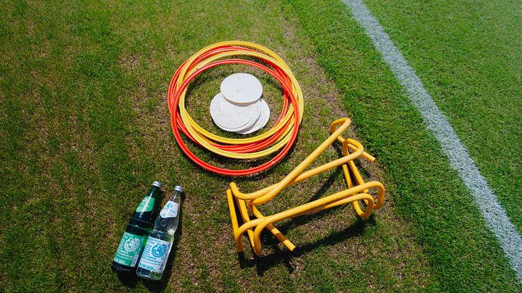 Viva con Agua Mineralwasser beim Training des FC St. Pauli