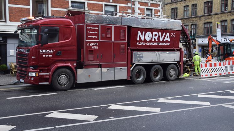 Norva24 har som nogle af de få i Danmark valgt at investere i gravesugere. Satsningen betyder, at to medarbejderne nu på ganske få timer uhørt præcist kan udføre ti mands arbejde. Foto: Norva24 Danmark