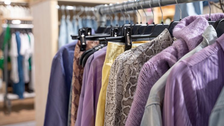 Kläder av god kvalitet är en förutsättning för att återbruk ska vara möjligt. Idag får Erikshjälpen Second Hand in allt fler plagg som behöver gå direkt till återvinning.