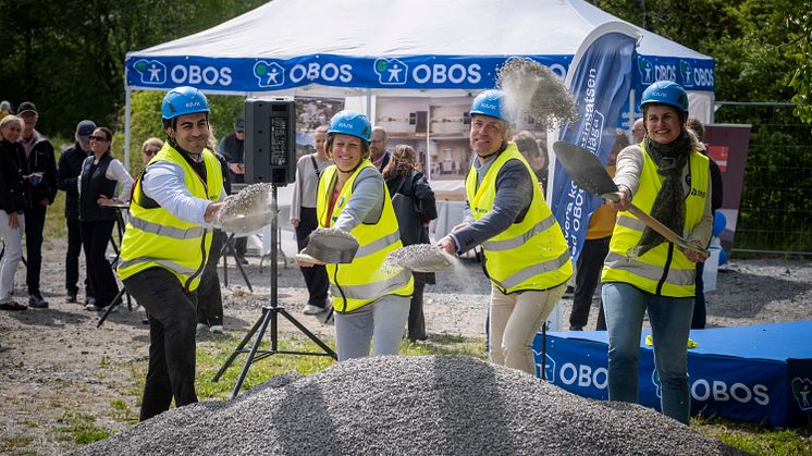 Ozan Yilmaz, OBOS, Hanna Svensson och Fredrik Ohls från Ekerö kommun samt Sofia Ljungdahl, OBOS, tar första spadtaget