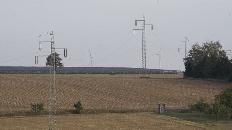Zwei Hochspannungsleitungen zwischen Dürrbachau und Schweinfurt sowie Rottendorf werden erneuert. Die Bayernwerk Netz hat in Würzburg betroffene Eigentümer, Pächter und Anwohner informiert.