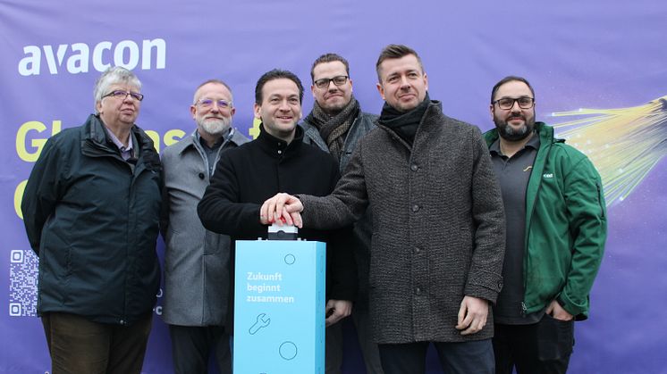 v.l.: Beate Küchemann (Stadt Gehrden); Hartwig Bode (Avacon Connect); Malte Losert (Bürgermeister, Stadt Gehrden); Frank Glaubitz (Avacon Netz GmbH); Matthias Belz (Avacon Connect GmbH); Furkan Dilsiz (Avacon Connect GmbH)