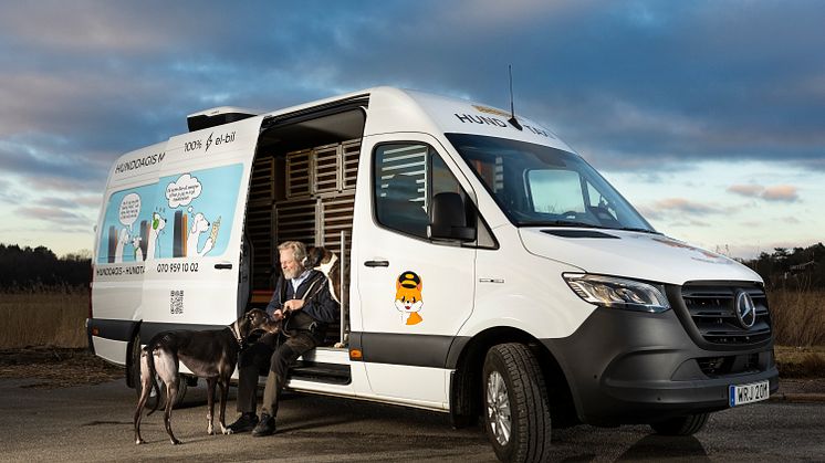 Kör Stefan Allén världens första eldrivna hundtaxi? En Mercedes-Benz eSprinter som har byggts om och rymmer 20 hundar i egna transportboxar.