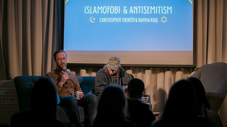 Ungdomar fick ställa frågor till Christopher Thorén och Hanna Rajs under ett panelsamtal om islamofobi och antisemitism. Foto: Jonas Santos