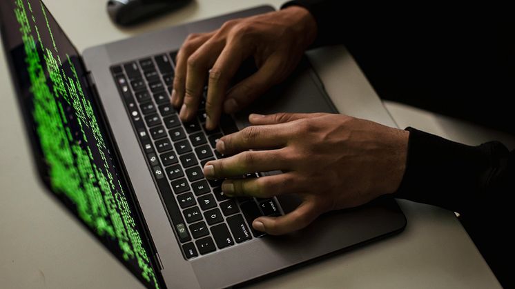 Swedac har med sin långa erfarenhet av tillsyn och bedömning kunnat dela med sig av kunskap till FMV under uppbyggnaden av verksamheten som nationell myndighet och i processen att tillämpa EU:s cybersäkerhetsakt.