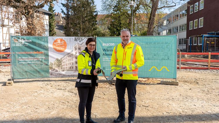 v.l.: Nadine Otto, Geschäftsführerin Gundlach Bau und Immobilien, Torsten Hausmann, Geschäftsführer Avacon Natur 