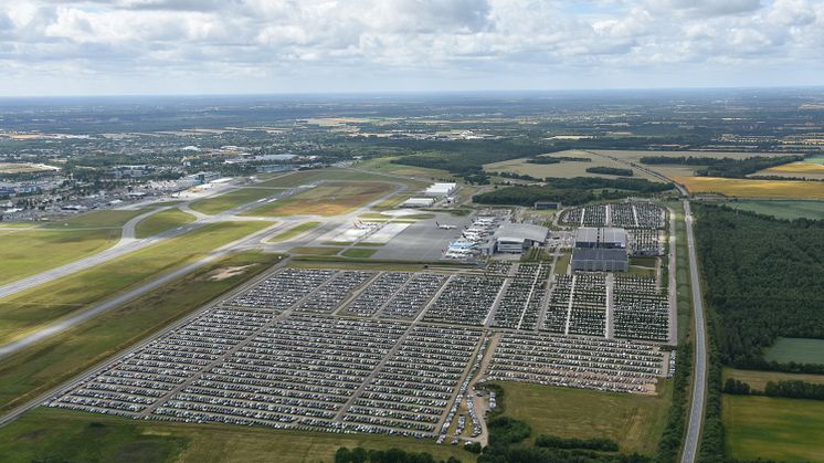 Flere flyrejsende får ordnet bilen i lufthavnen, mens de er afsted