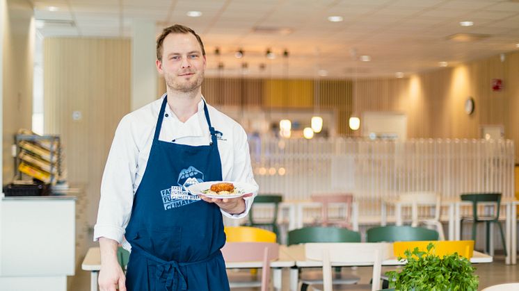 Jonathan Nyberg, kock på Carlslundsskolan är en av alla dem som står på Rådhustorget på lördag och serverar smakportioner av maten som serveras på skolor och förskolor.