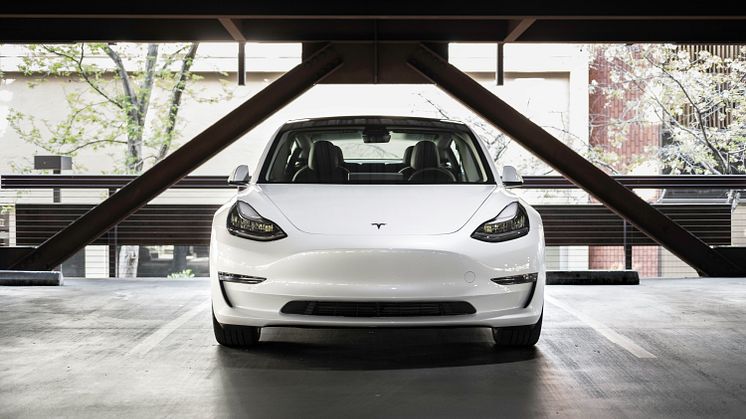 Snart är 1 av 10 bilar i Sverige en elbil – Tesla dominerar vägarna