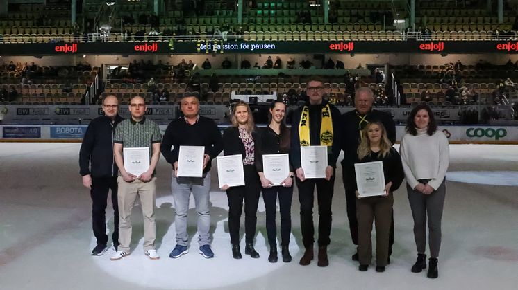Från vänster: Ari Leinonen ordförande i fritidsnämnden, Ola Hedblom, Hüseyin Günes, Helena Lewandowska, Malin Bergström, Johan Nygren, Anders Hägglund, ledamot i fritidsnämnden, Emelie Ohlin och Joline Göttfert, vice ordförande i fritidsnämnden.