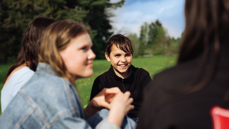 Frälsningsarmén ordnar dagkollon, scoutläger och familjeläger för att stödja barn och familjer i utsatthet under sommarlovet. Kampanjfoto. 