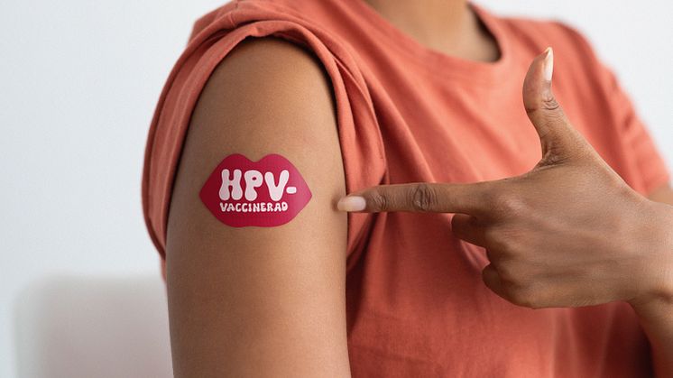 Överarm med plåster med texten: HPV-VACCINERAD