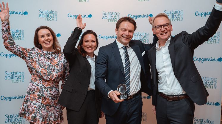 Metallprodusenten Finnfjord fikk bærekraftsprisen for sitt innovative prosjekt som bidrar til reduserte CO2-utslipp. Fra venstre: Ane-Marte Weng/Capgemini, Gunilla Eriksen/UiT, Geir-Henning Wintervoll/Finnfjord og Karl Thomas Reinertsen/Capgemini. 