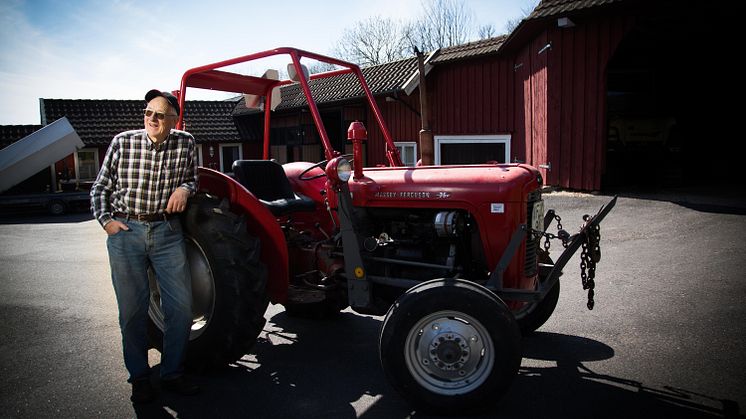 Olsson Parts grundades 1957 av Carl-Hugo ”Kaj” Olsson. När sönerna tog över i slutet av 90-talet fortsatte Kaj att engagera sig. Han avled i december 2023, 93 år gammal, men företaget lever vidare som det stolta familjeföretag det alltid har varit.