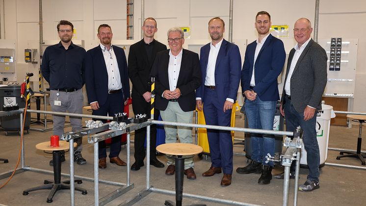 Ehrengäste bei der Eröffnung der Aus- und Weiterbildungswelt Eggenfelden der Bayernwerk Akademie