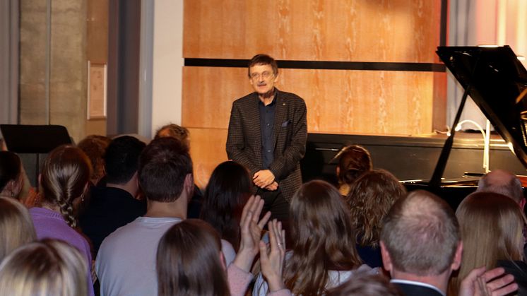 „Ende gut – Anfang gut“ | Studierende und Lehrende der Uni Vechta verabschieden Prof. Theo Hartogh mit einem leidenschaftlichen Konzert